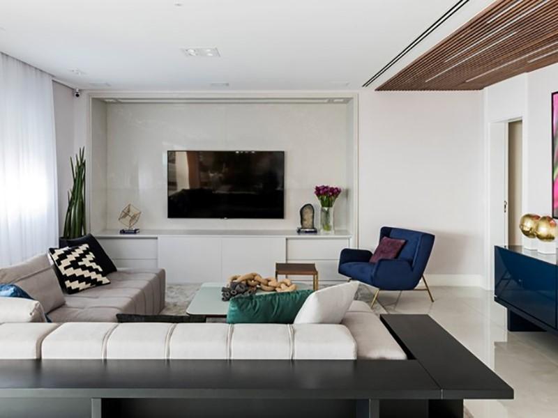 18 ideias de decoração com estantes ou painel para TV e home theater