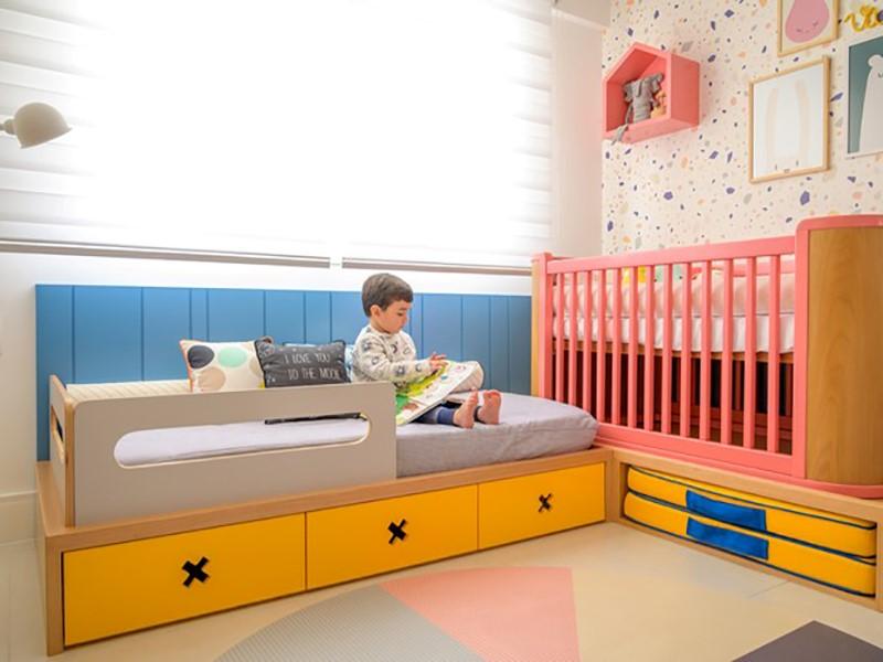 Decoração moderna e sem gênero marca quarto infantil para casal de irmãos