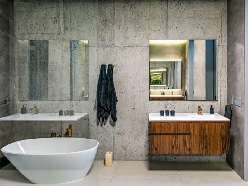 9 projetos de banheiros que inovam nos acabamentos e revestimentos