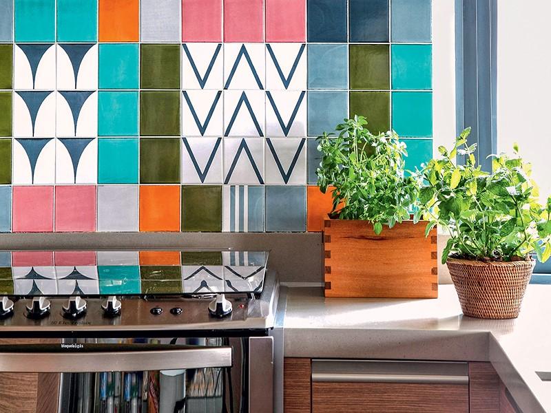 3 cozinhas coloridas para se inspirar na hora de decorar