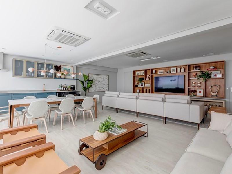 Apartamento ganha área social integrada e decoração com paleta neutra