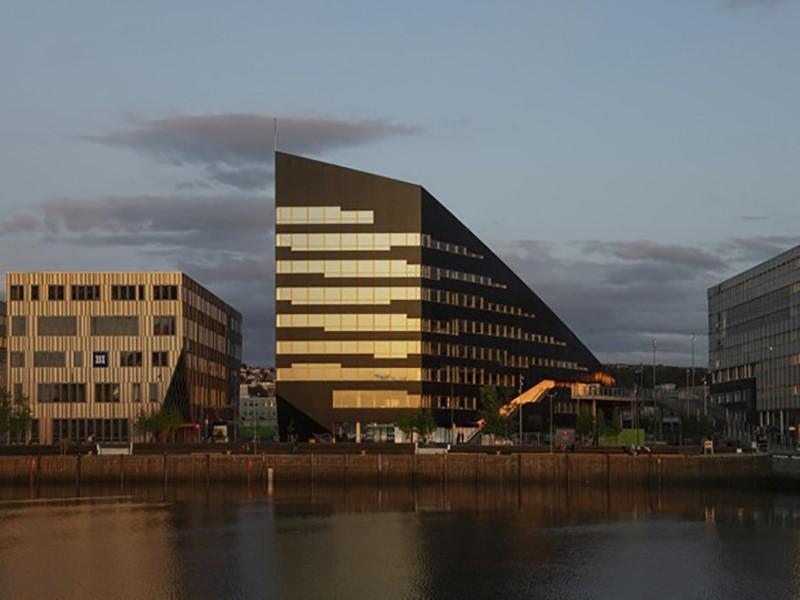 Arquitetos concluem prédio capaz de gerar energia na Noruega