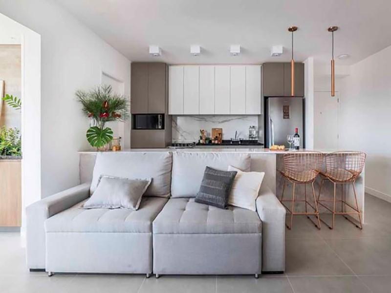 Apartamento pequeno tem estilo minimalista e base neutra
